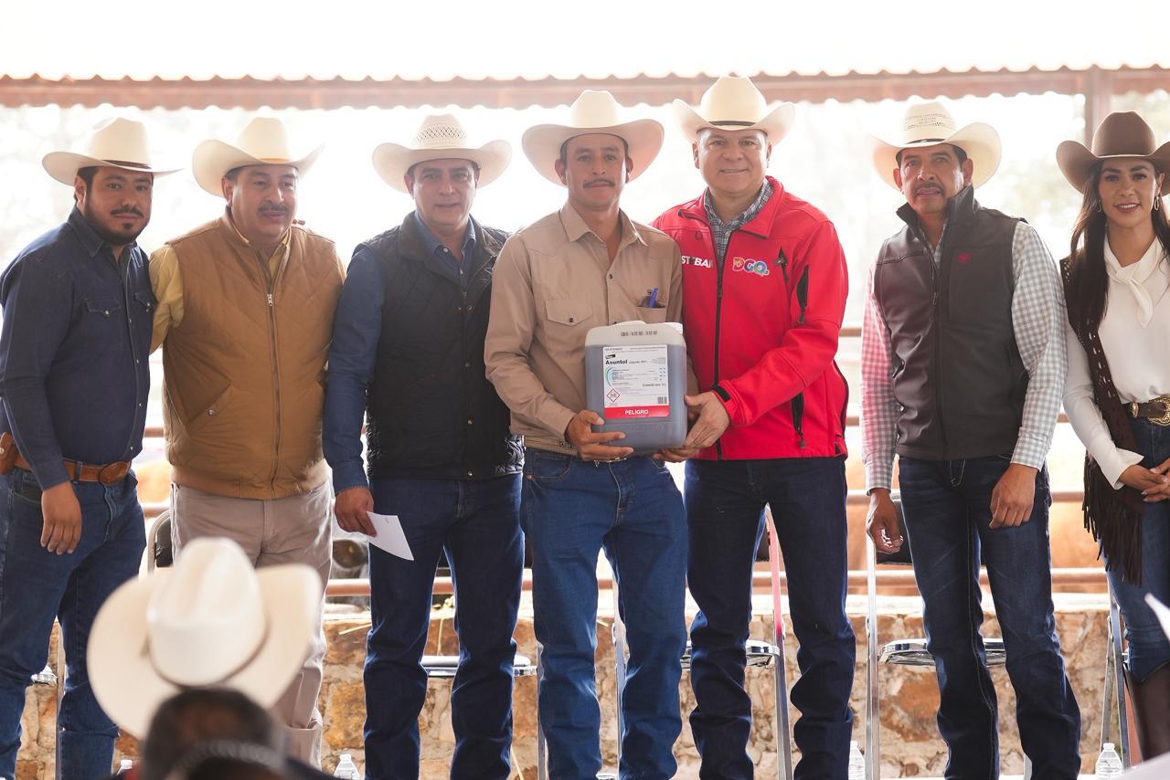 Un ganado sano es más productivo; Esteban y Toño entregan apoyos directos al campo en Otinapa