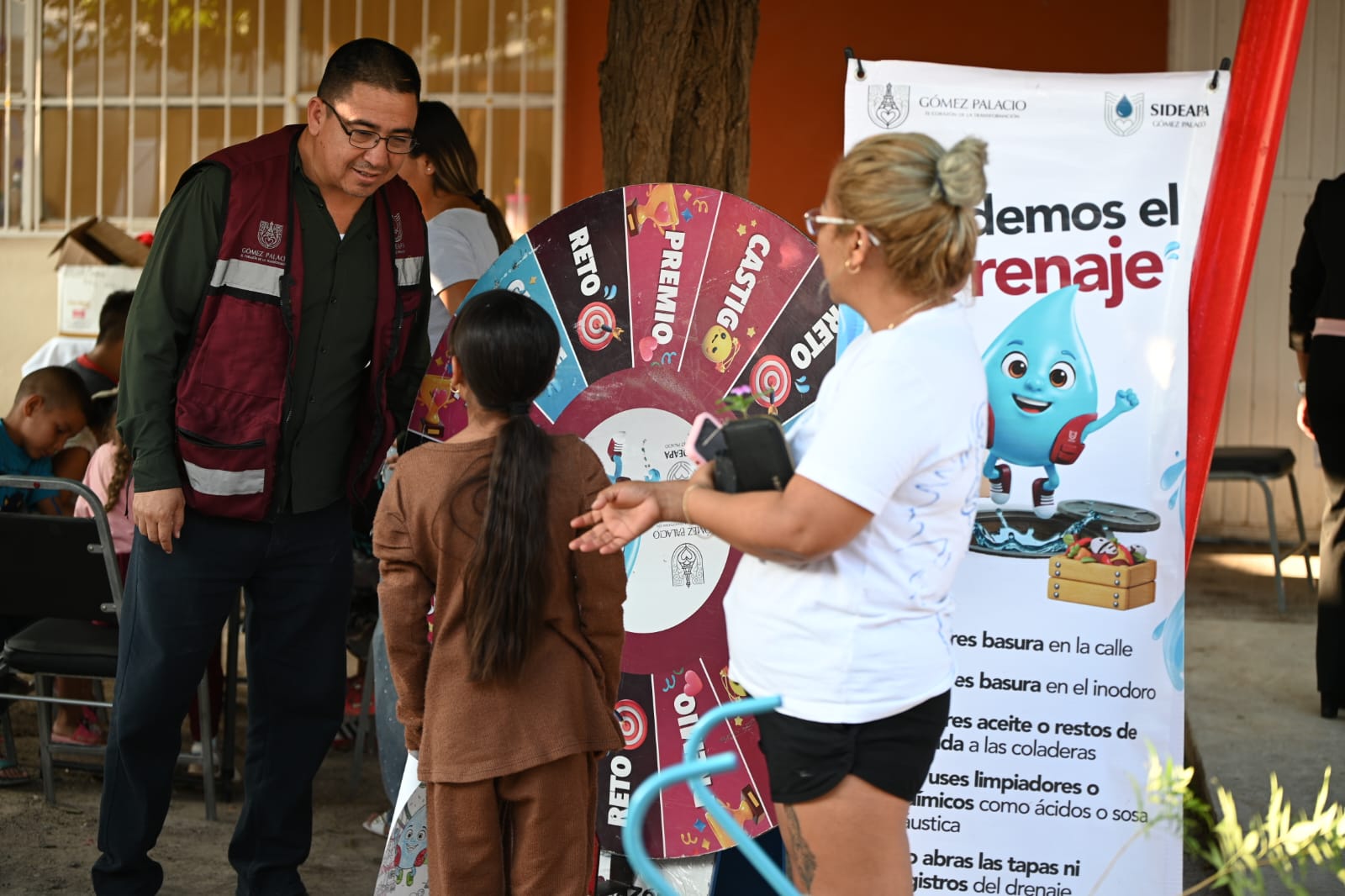 Acerca Betzabé Martínez servicios gratuitos a las familias de Estación Noé