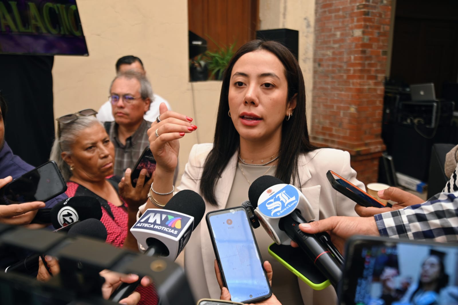 Refuerza Betzabé Martínez estrategia de bacheo con cuadrillas nocturnas y trabajo durante los fines de semana