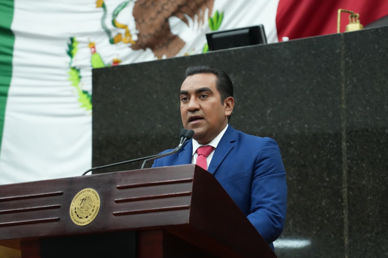 Busca Noel Fernández garantizar derechos para pasantes de medicina