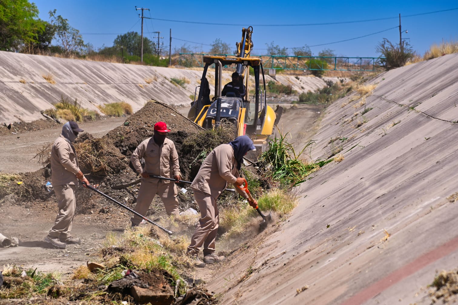 Se prepara el Municipio para las lluvias; limpia la Acequia Grande y alcantarillas