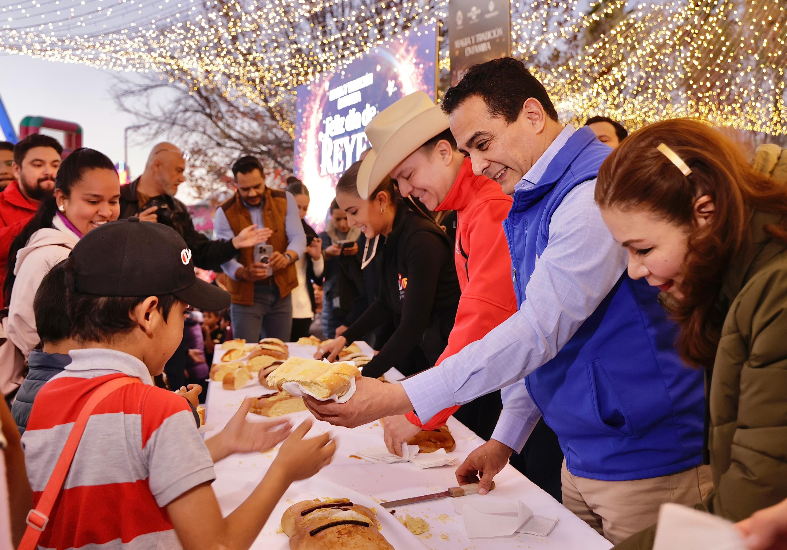 Celebramos en familia nuestra tradicional Mega Rosca de Reyes: Toño Ochoa