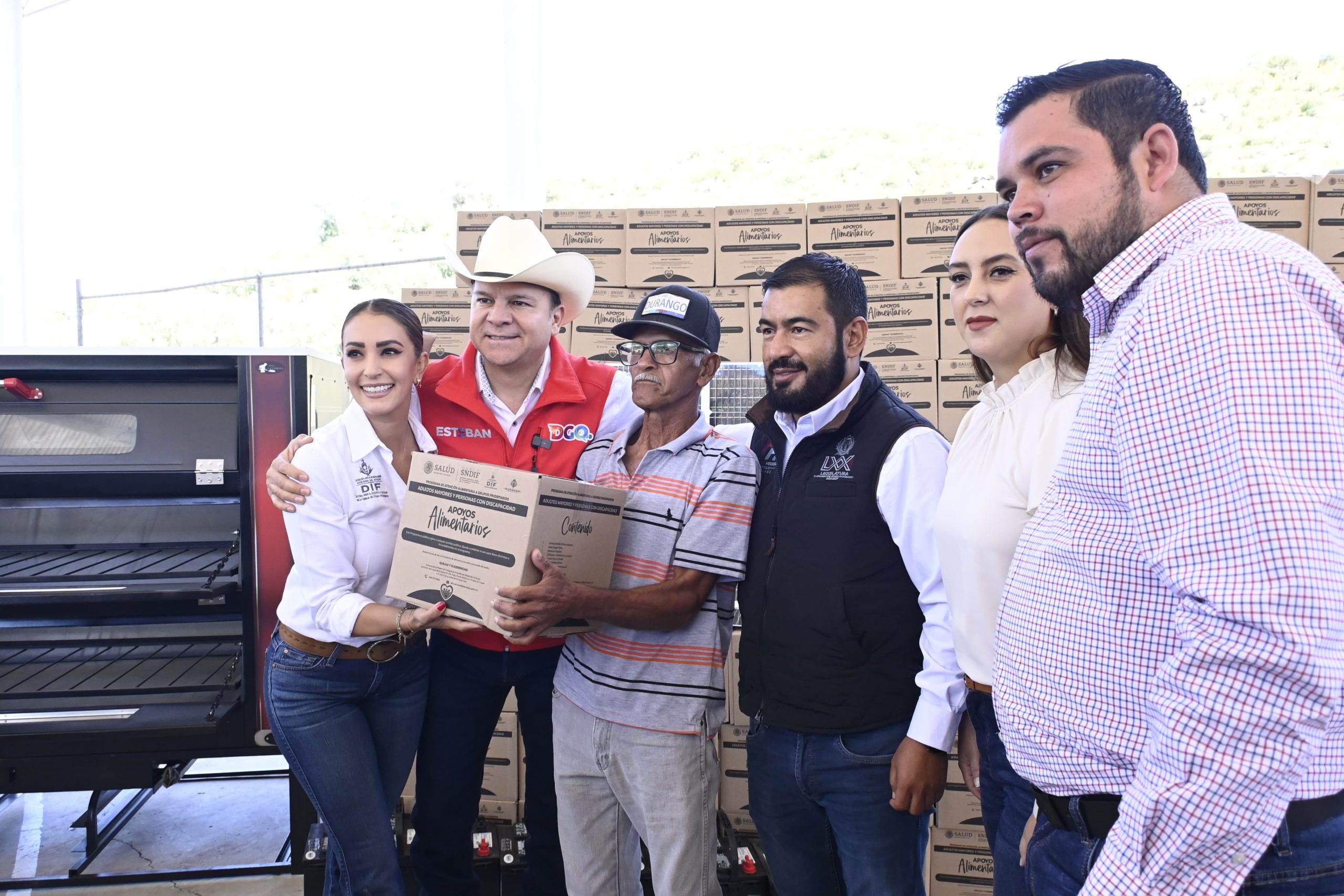 Entrega Héctor Herrera apoyos a familias de Guanaceví