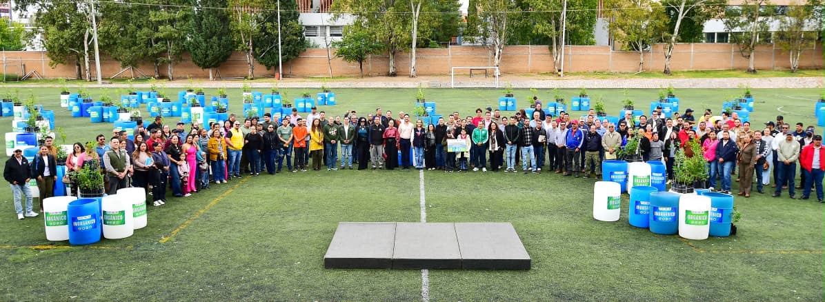 Lleva Toño Ochoa 1,700 árboles y contenedores a 85 planteles