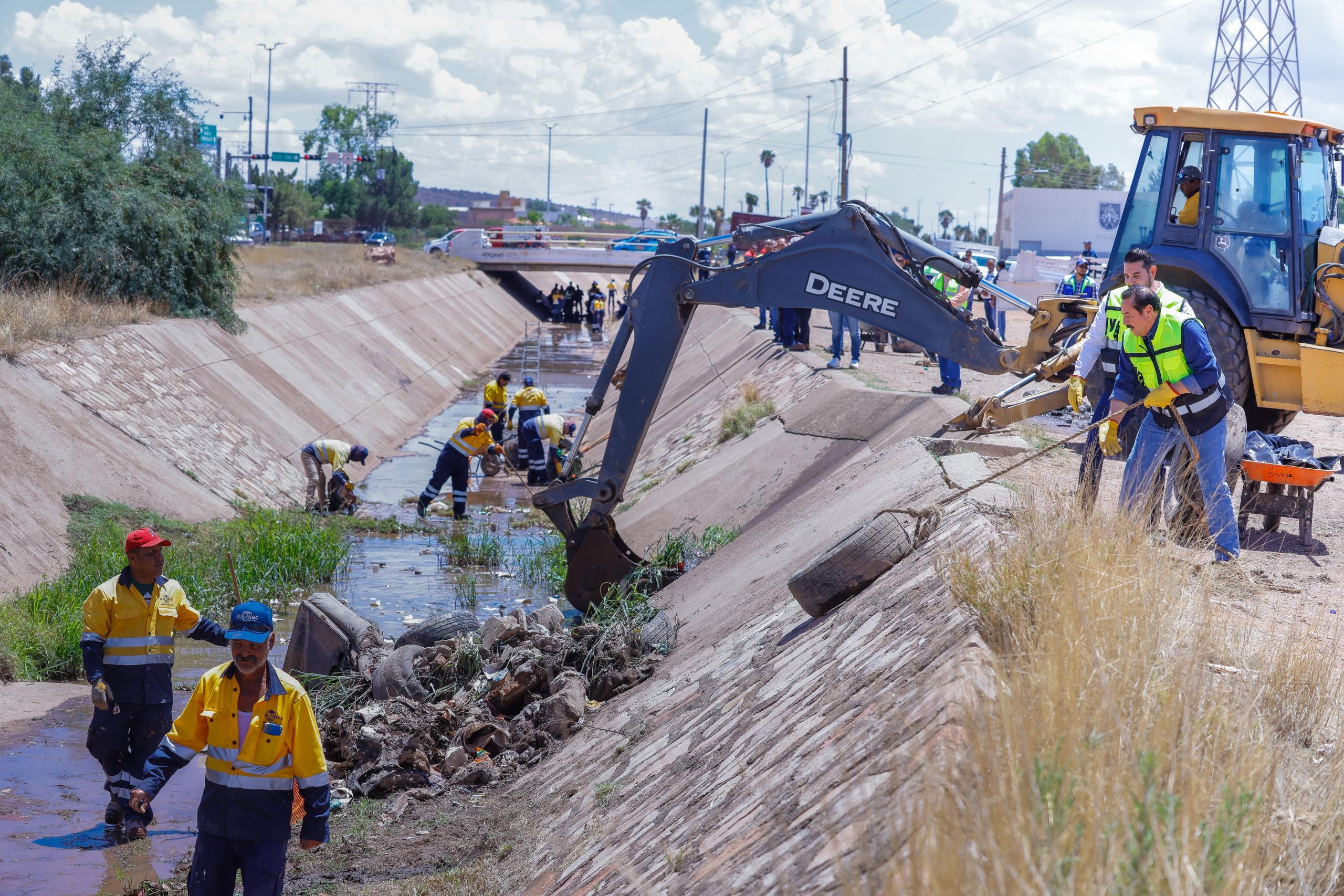 Alcalde Bonifacio Herrera refuerza limpieza de canales en zona urbana para prevenir riesgos durante temporada de lluvias.