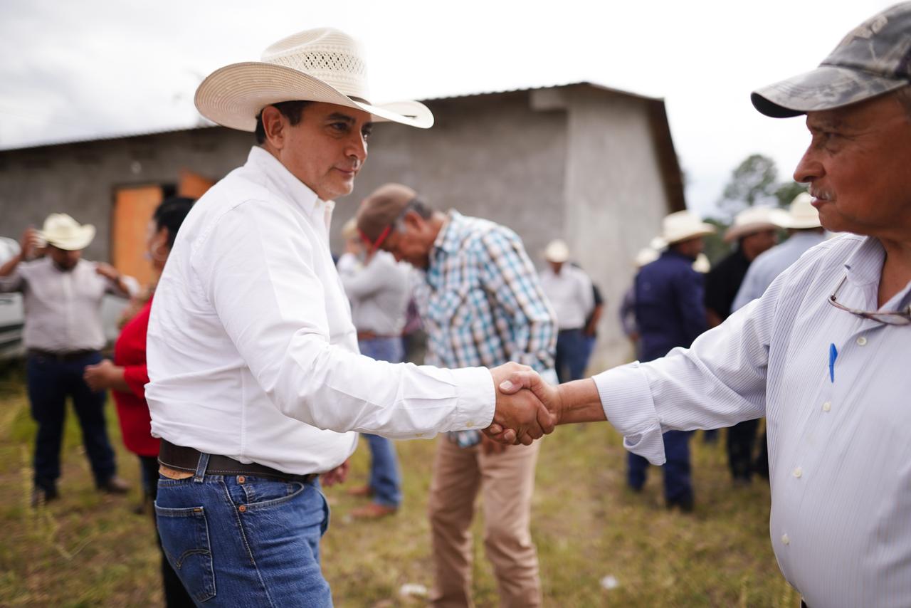 Resuelve Toño Ochoa a comunidades del medio rural con agua y caminos