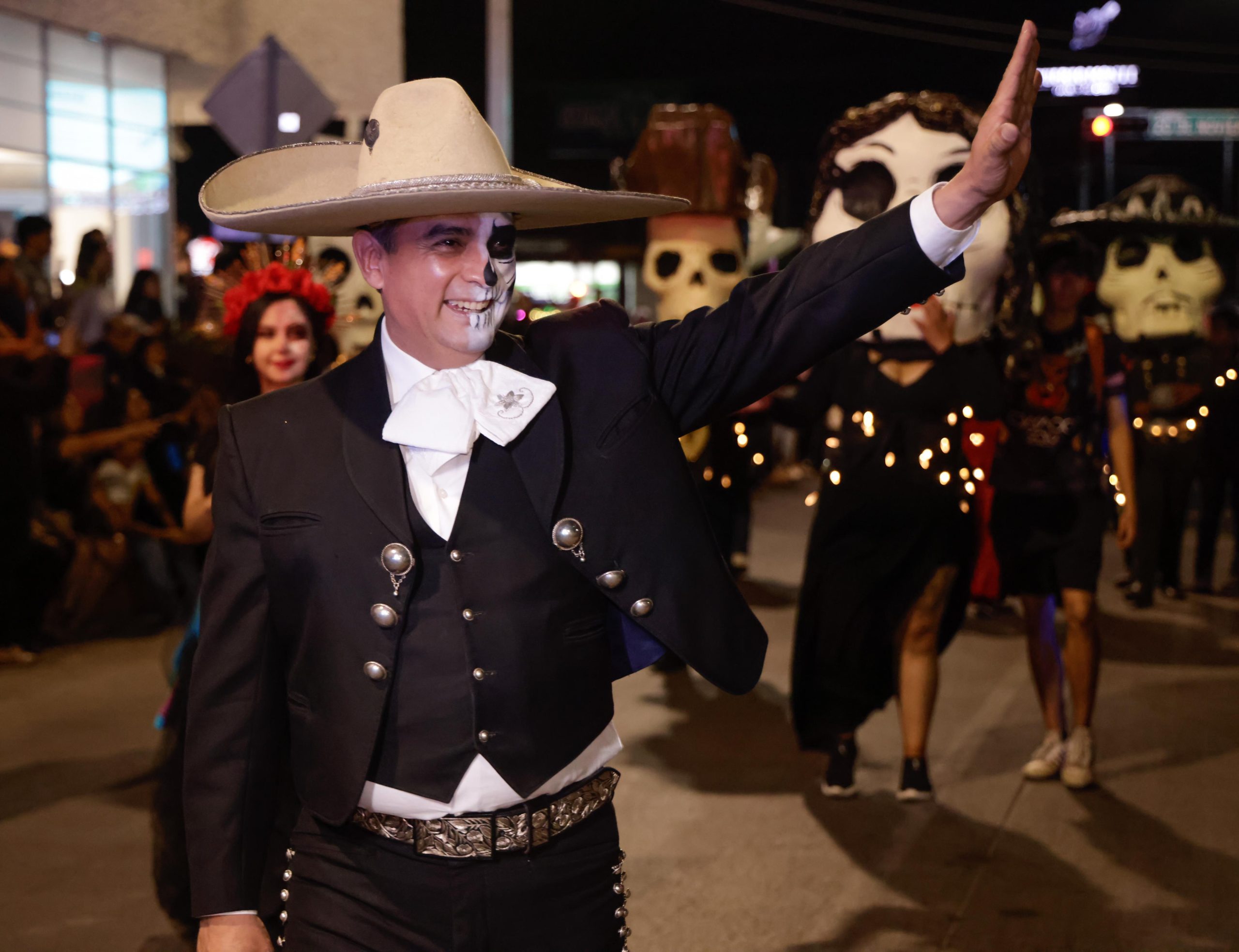 Disfruta la gran familia junto con Toño Ochoa el tradicional Desfile Muuki 2024