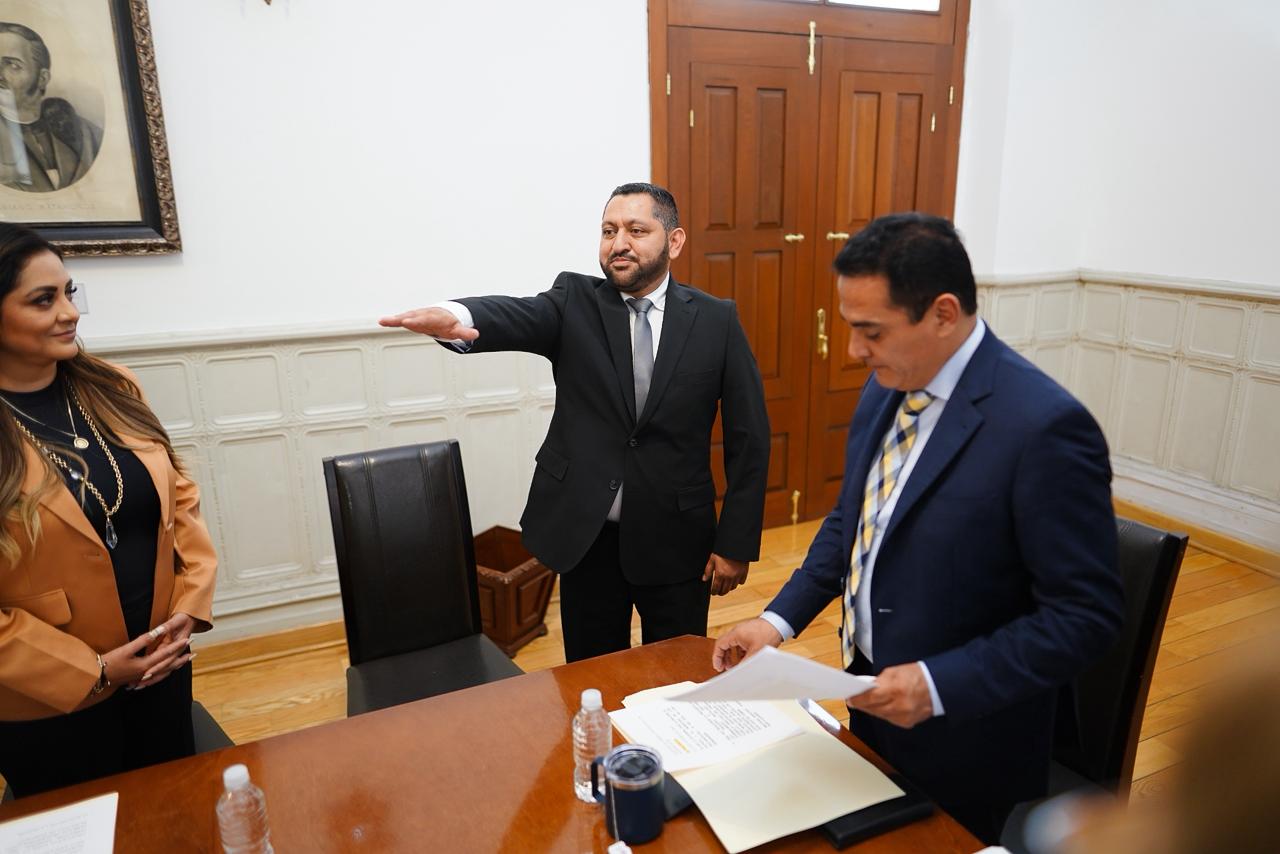 Toño Ochoa toma protesta a Jesús González Smith como nuevo director de AMD.