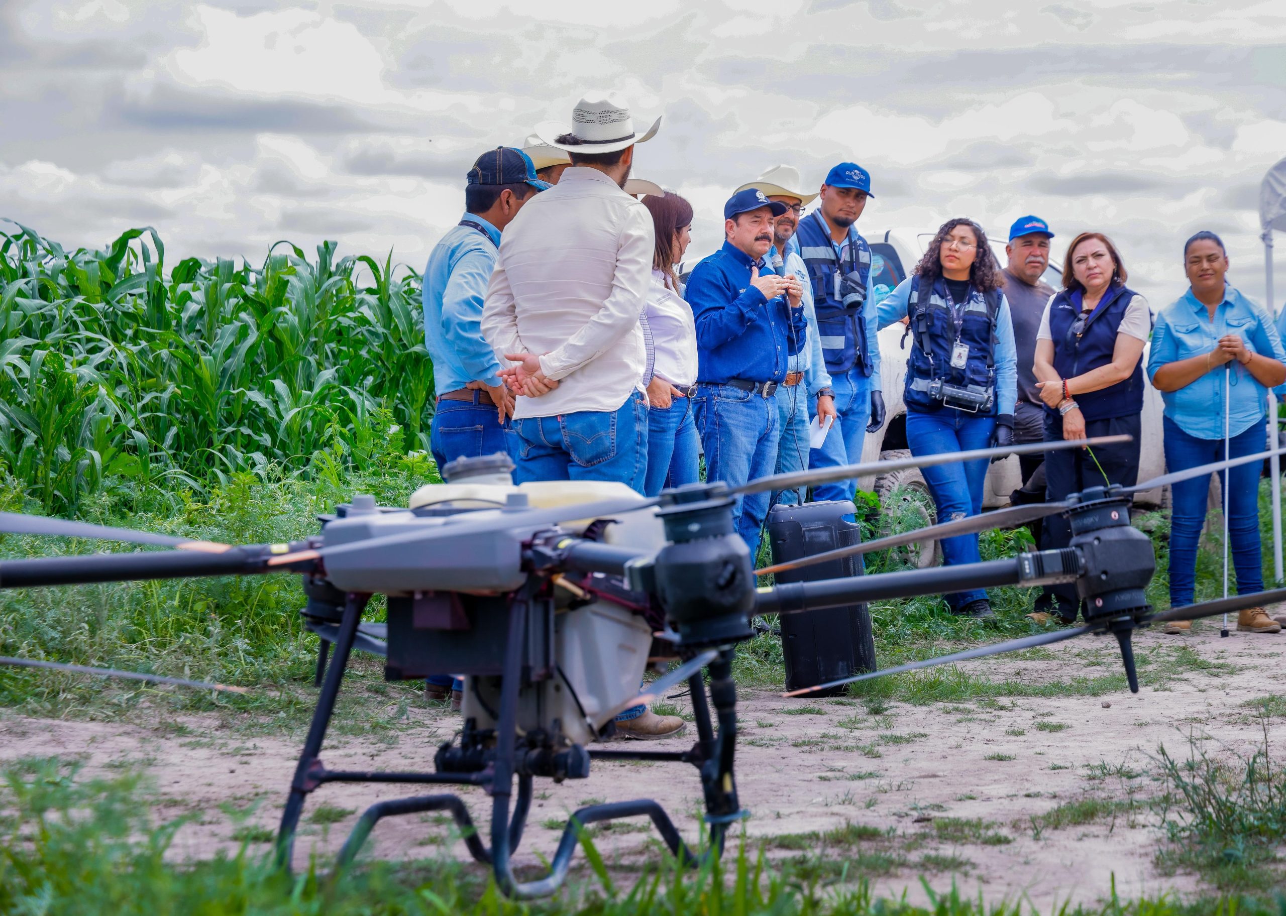 Gobierno Municipal revoluciona el campo con tecnología y ahorro; “El Aguilón” dron agrícola que ayuda a los campesinos