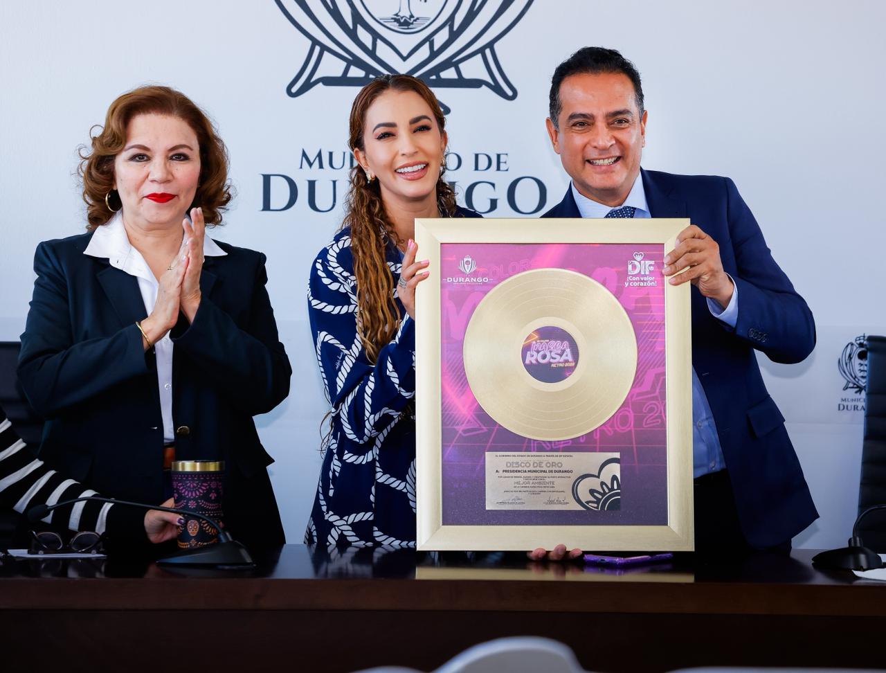 Participación de trabajadores municipales fue clave en el Mes Rosa; Marisol Rosso entrega “Disco de oro” a Toño Ochoa
