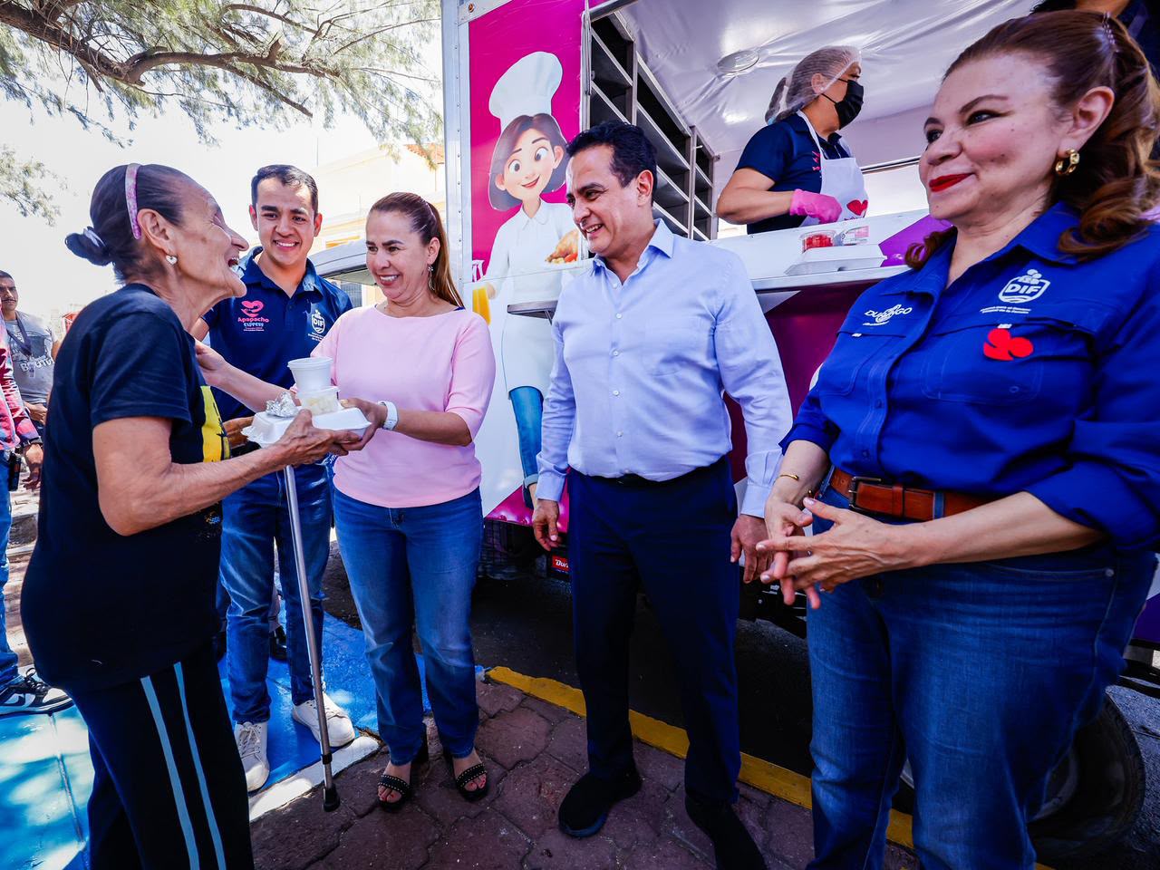 Apapacho Express es el camino que nos une al llevar comida y cariño a quienes más lo necesitan