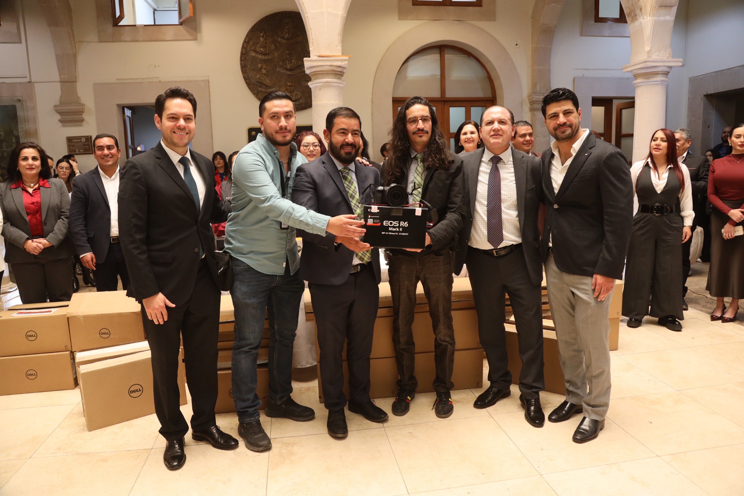 Entrega Héctor Herrera 100 equipos de cómputo al Congreso