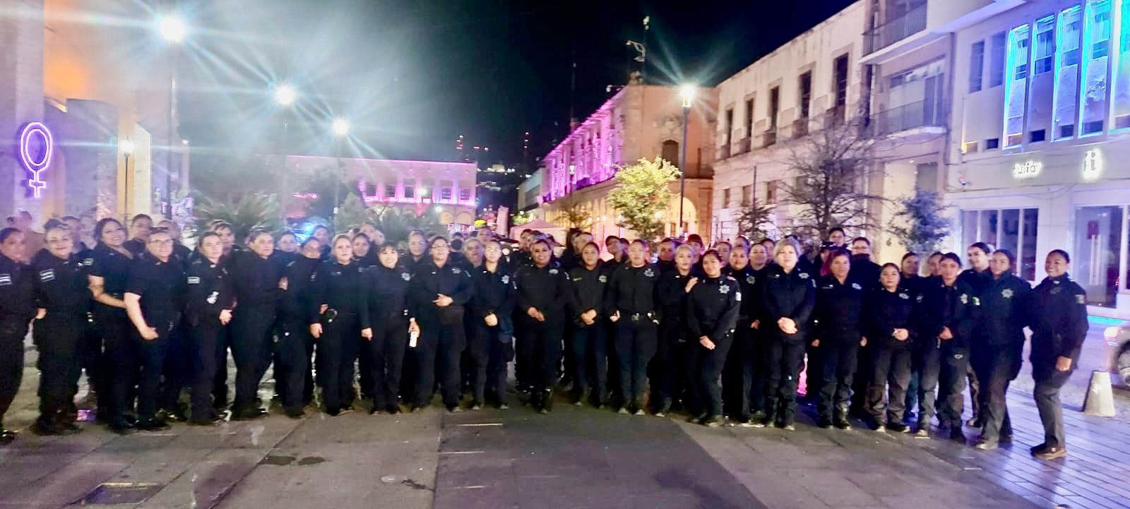 Mujeres policías y bomberos resguardaron la integridad de manifestantes durante marcha del 8M
